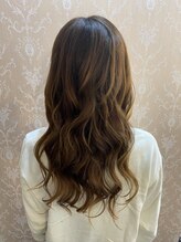 エミリカ(Emirika) カラーヘア巻き髪スタイル