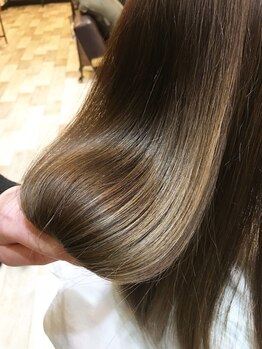 アートアンドヘアーデザイン ダイアリー(Art Hair design Diary)の写真/髪の芯から潤いをチャージ。厳選トリートメントで指通りなめらかな“うる艶美髪”を叶える贅沢ケアを体験