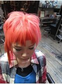 個性派アシメデザインカット、オレンジ・ピンクヘアカラー