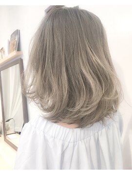 ヘアーアンドアトリエ マール(Hair&Atelier Marl) 【Marlアプリエカラー】プラチナベージュのふんわりボブ