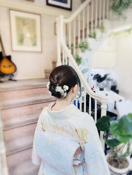 美容室 ティンカーベル シニヨンヘア