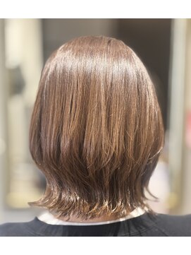 アンジー(Angee) くびれのある立体カットで、後ろ姿もきれいに仕上げました