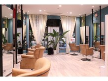 オプトゥニール(obtenir)の雰囲気（店内は広々とした落ち着いた雰囲気）