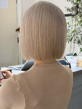 イリ 梅田(ili) ハイライトカラーミルクティーベージュレイヤーカット