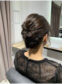 ミディアムヘアの低めアップスタイル