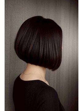 アミリー 成田美郷台店(Amily) 艶と立体感のあるチャコールグレー×ハッシュボブ