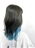 さりげなく個性が光る【ブルーインナーカラー】