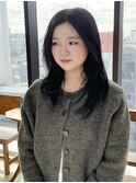 “黒髪でも重く見えないミディアムレイヤー”