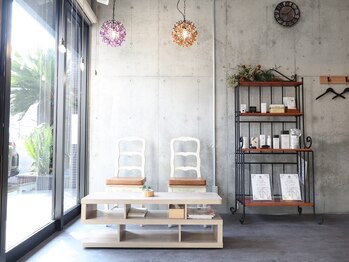 アトリエオアシス(atelier Oasis)の写真/【宇品2丁目電停より徒歩1分】大人女性のお悩みや要望にじっくり向き合う心地よさ抜群の美容室です。