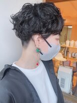 【morio原宿】黒髪刈り上げショート前髪ありくるくるウェーブ