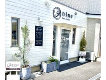 ヘアアトリエ ナイン 岡部店(hair atelier nine)の雰囲気（入口周辺は白を基調としたお店になります。）