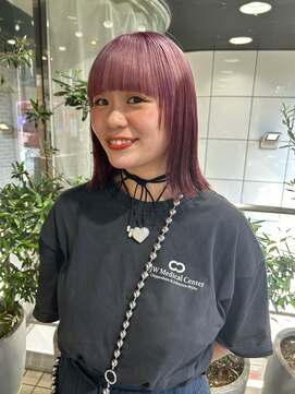 ヘアーアンドメイク ビス(HAIR&MAKE bis) ピンク×レッドのルーツカラー【立川/沙久楽】