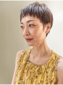 【ショートバズカット】白髪ぼかしハイライト×タイトフォルム