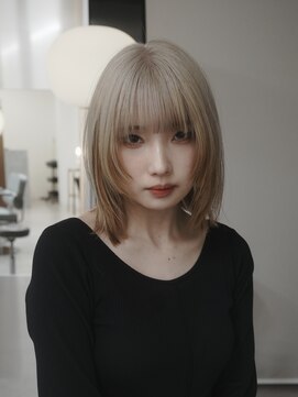 アイエヌジードット(INg.) ハイトーンベージュ×顔まわりレイヤーボブ