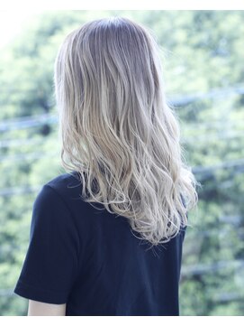 イル(ill) 外国人風　グラデーション　ホワイティアッシュ　大須