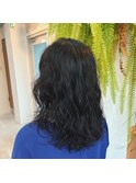 黒髪ロングのウェーブパーマ