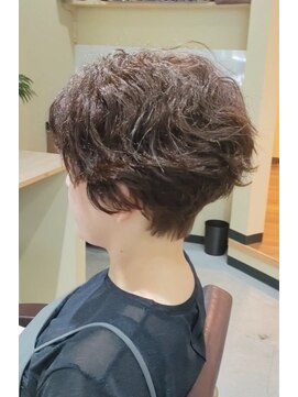 ラーゴムエーベスト(LAGOM ar bast) 強めの癖も活かしてメリハリショート