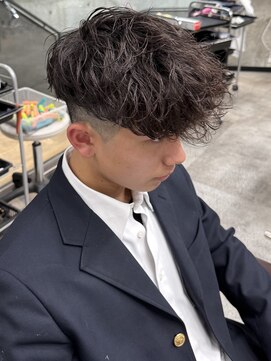 イーラ(era) 黒髪スペインカールスパイラルパーマ波巻きパーママッシュ