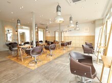 オーブ ヘアー シェリー 水戸店(AUBE HAIR cheri)の雰囲気（開放感のある明るい店内で、くつろぎの時間をお過ごしください。）