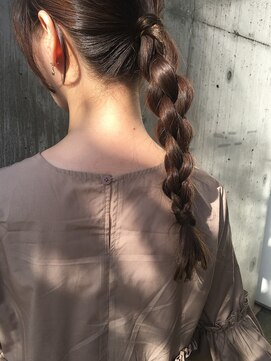 ニキータ(Nikiita) 四つ編みポニー