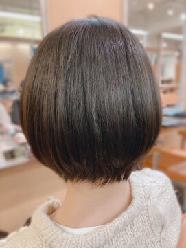 ベッカ(Becca) グラデーションボブ