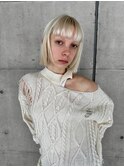 前髪短めホワイトブロンドボブ