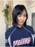 20代30代お肌が白く見えるブルーブラックボブレイヤー
