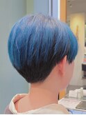 ブルーのデザインカラー×刈り上げショート　フクザワ
