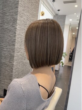 アオ(Ao) Aoヘアスタイル アッシュグレージュ ミニボブ