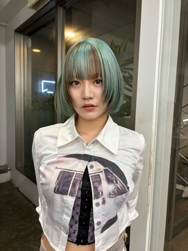 オーン(OOn) ミントブルーとブラウンのコントラストボブウルフ