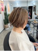 白髪を自然にぼかして透明感UP☆大人の上品ショートボブ