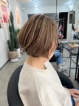 ナジック(749) 白髪を自然にぼかして透明感UP☆大人の上品ショートボブ