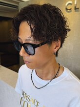 【センターパート×ニュアンスパーマ】洗練された「大人男子」の王道。骨格補正で小顔にも◎