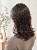 女性らしいミディアムウェーブスタイル