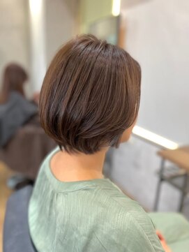 オーストヘアー リュウール(Aust hair Lueur) ショートボブ×スモーキートパーズ