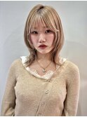 ミディアムワイドバング韓国風レイヤー外ハネブリーチベージュ