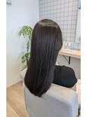 清楚なストレートヘア