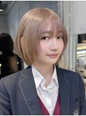 ハイトーンカラーミディアムレイヤーカットヘーゼルベージュボブ