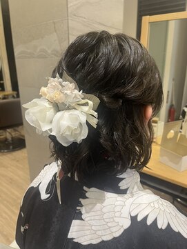 ヘアメイクアクト 都賀店 「花を纏う、上品ハーフアップ」