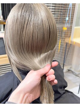 イリ 梅田(ili) ハイトーンベージュ　シルクホワイトベージュ