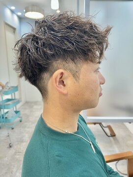 ロミーオム 本厚木(ROMMY. Homme) ツーブロック刈り上げツイストパーマアップバングメンズヘア