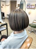コンパクトなハイライトボブ
