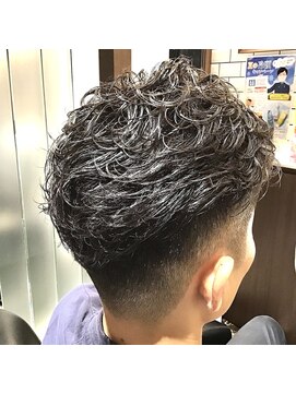 エヌドットバーバー ギンザ(N.BARBER GINZA) フェードカット/ウェーブパーマ/かきあげパーマ【銀座】<理容室>