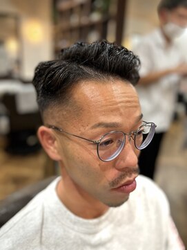 アンカー(ANCHOR) 大人の男を引き立てる“ツヤ×フェード”のコントラストスタイル