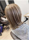 ハイライトするなら【外ハネセミディ】×【ミルクティベージュ】