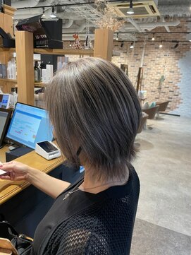 スペックホルダー(Spec Holder) 細めハイライト　ウルフカット　シルバーアッシュ