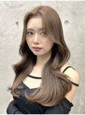 ミルクティーベージュモテ髪ゆるカール流し前髪オフィスヘア