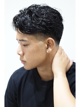 ヨシザワインク プレミアム 横浜 桜木町店(YOSHIZAWA Inc. PREMIUM) 73分けナチュラル黒髪毛流れパーマテーパーフェード