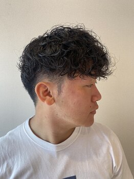エン(EN)の写真/綺麗なフェードカット×長持ちするパーマで、毎日のお手入れを楽に楽しむ♪