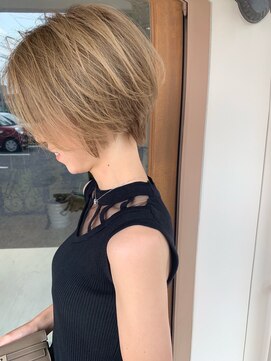 シー 岡崎(,SHE) 小顔補正立体カットのハイトーンショート